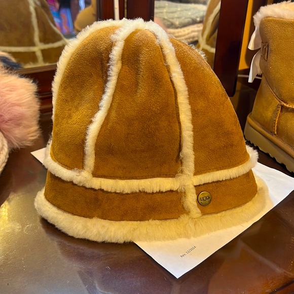 Ugg Shearling Bucket Hat - Picture 1 of 3